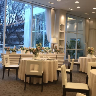 白がメインの落ち着いた披露宴会場。