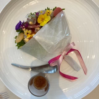 試食で出てきたお刺身を花束に見立てた一品。