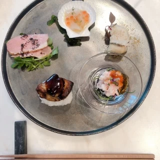 鴨ローストリュフ
フォアグラ寿司 八丁味噌ソースなど…