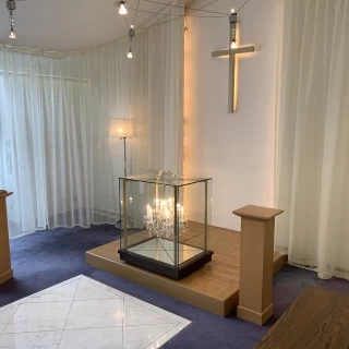 自然光の入るチャペル祭壇