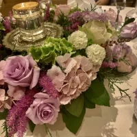 新婦の華やかさによく似合う可愛らしい装花でした。