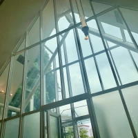 外に空と緑がみえるのが素敵です。