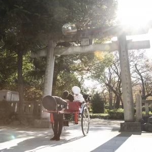 後光を背負って一礼|585091さんの牛嶋神社の写真(1411386)