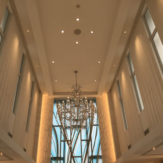 天井が高い。バックは水の流れを表現したステンドグラス。