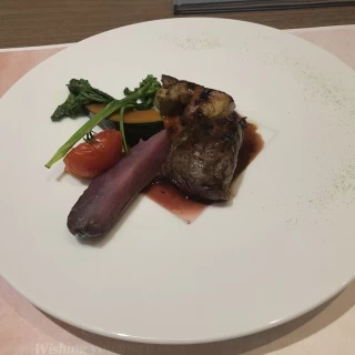 メインのお肉料理です。
