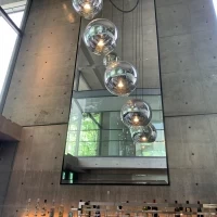 バーカウンタの上の鏡です。