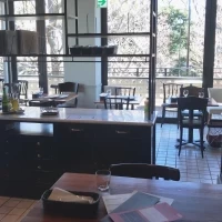 窓が大きく、光が入る会場です