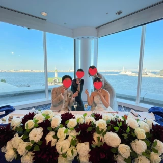 海をバックに記念写真