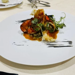 大ぶりのゴロッとしたぷりぷりのエビ料理。特に女性陣から好評。