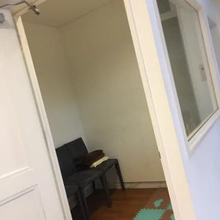 子どもが泣いた時などに入れる部屋。広め。