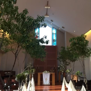 上には少しステンドグラスがあります。