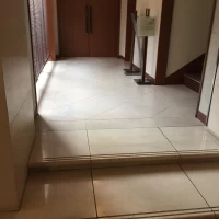チャペルへの中階段。低いですが、バリアフリーはありません。