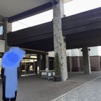 正面玄関
広いロータリーがあり、駐車場も広いです。
