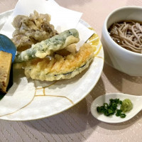 お蕎麦と、付け合わせの天ぷら。卵焼きはエピソードメニュー。