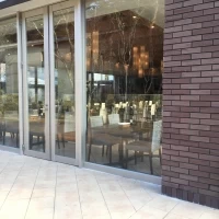 チャペルからガーデンへ続く外通路から。小さい方のレストラン。