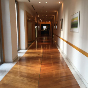 チャペルからレストラン会場へ続く廊下。|585367さんのホテルハーヴェスト旧軽井沢の写真(1434685)