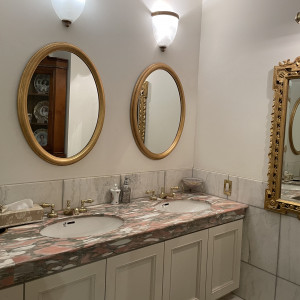 トイレの水道、鏡。とても綺麗でした。|585367さんのザ・ジョージアンハウス1997/ロイヤルクレストハウスの写真(1836813)