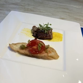 パクチーのせのお肉とオリーブ付きのバゲット