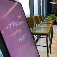 会場外のデジタルサイネージも使わせていただけます。