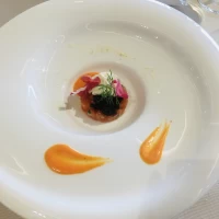 サーモンの上にキャビアがのっていました。