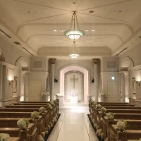 白基調の挙式会場です。常設の撮影用カメラが設置されています。