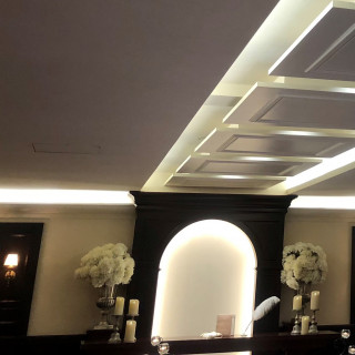 誓いの場と天井の間接照明のデザイン