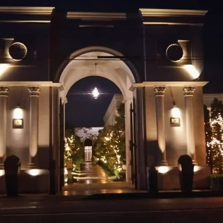 夜の外観