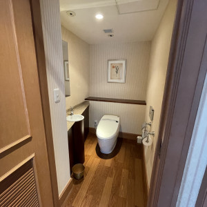 ブライズルーム内のトイレはドレスでも入れる広い作り。|585690さんのホテルオークラ新潟の写真(1201976)