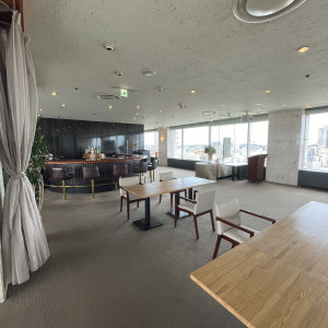 バーカウンターも広く、密になるのを避けられそう。|585690さんのホテルオークラ新潟の写真(1201998)