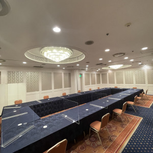 ゲスト待合室に使える部屋。机や椅子の配置は変更可。|585690さんのホテルオークラ新潟の写真(1201979)