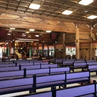 神社での挙式ですが、背もたれのある椅子で高齢の参列者も安心
