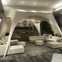 披露宴会場内にグランピングを彷彿させるテントがあります。