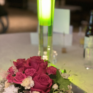 装花とテーブルの光るルミカ|585773さんのザ・グランドティアラ 一宮（営業終了）の写真(1210190)