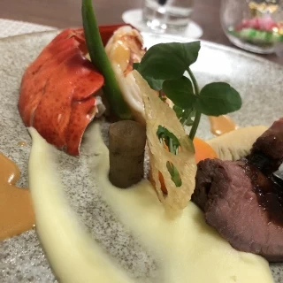 レンコンがごぼうに立てかけられていました！