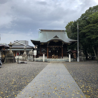 片山八幡神社です。ここで折り鶴シャワーをしました。