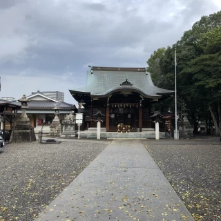 片山八幡神社です。ここで折り鶴シャワーをしました。