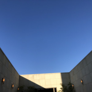 チャペルから出たところには青空が広がっていました。|585877さんのBISHO EN -美翔苑-の写真(1203187)