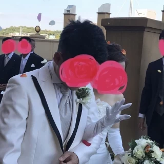 チャペルから廊下でフラワーシャワー