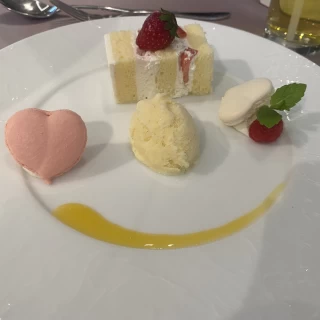 マカロンがハートで可愛かったです。ケーキもおいしかったです。