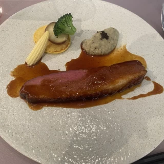 お肉の横に添えてあるお料理が何かわからない不思議な味でした。
