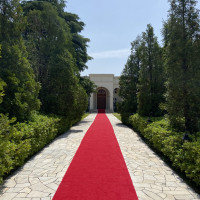 入り口の門から建物まで続く赤い絨毯