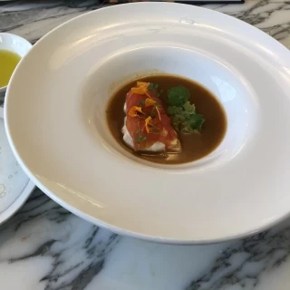 お魚料理。後からスープを上にかける演出が楽しかったです。