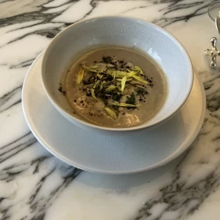 ナッツやお花の食感が楽しいスープでした。