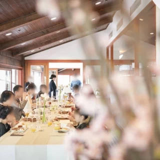 テラス直結の明るい会場