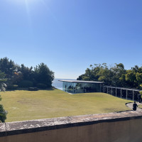 ガーデンにそびえるガラス張りのチャペル