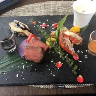 メインと前菜の盛り合わせ