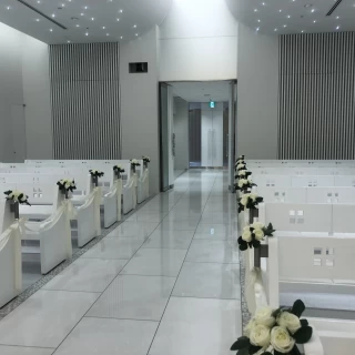 白くて綺麗なバージンロードを前から撮った写真です