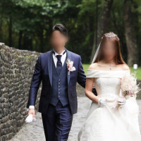 挙式会場に入場するところ
