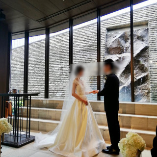 優しいアイボリーの大理石の床のおかげでドレスの白が映えます。