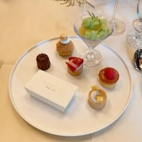 ウェディングケーキはホテルオリジナルのパウンドケーキ。